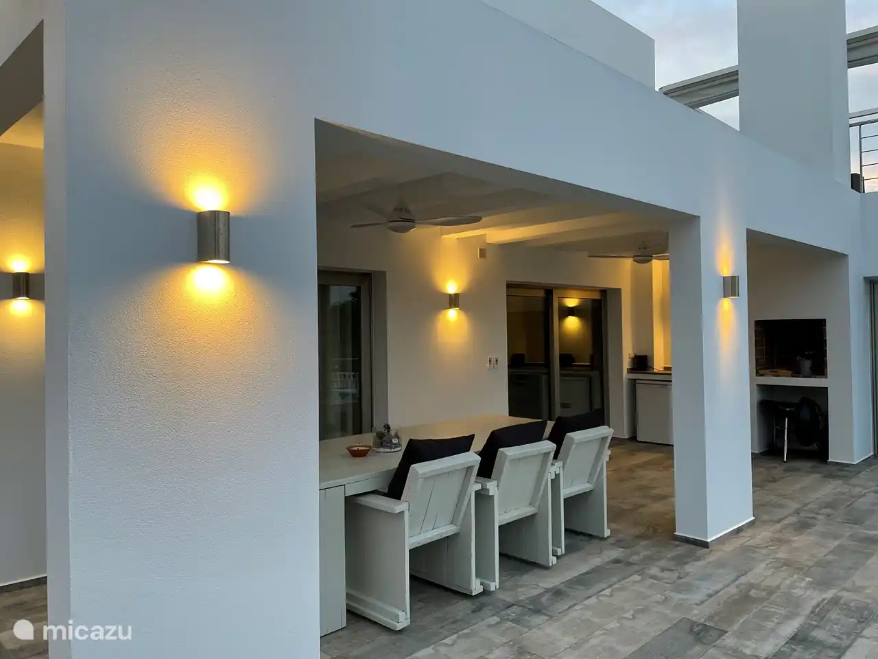 Extra Kühlschrank draußen mit Kamin/BBQ und einem mobilen Grill. Plus ein Musiksystem für großartige Musik!