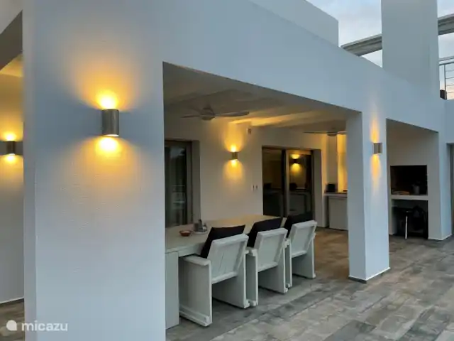 casa la fustera en España, Costa Blanca, Calpe - villa Frigorífico extra exterior con chimenea/barbacoa y barbacoa móvil. ¡Además de un sistema de música para disfrutar de buena música!