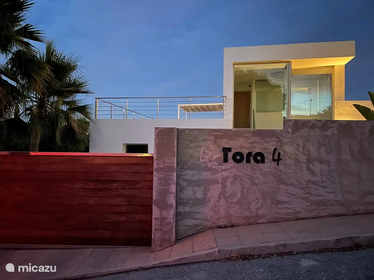 Elektrisches Schiebetor mit dem privaten Parkplatz dahinter.