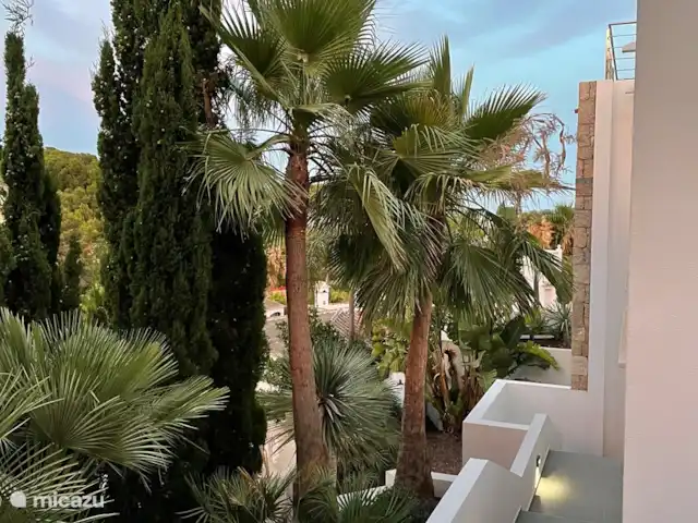casa la fustera en España, Costa Blanca, Calpe - villa Escaleras al costado de la casa al garaje y pequeño portón con jardín mediterráneo.