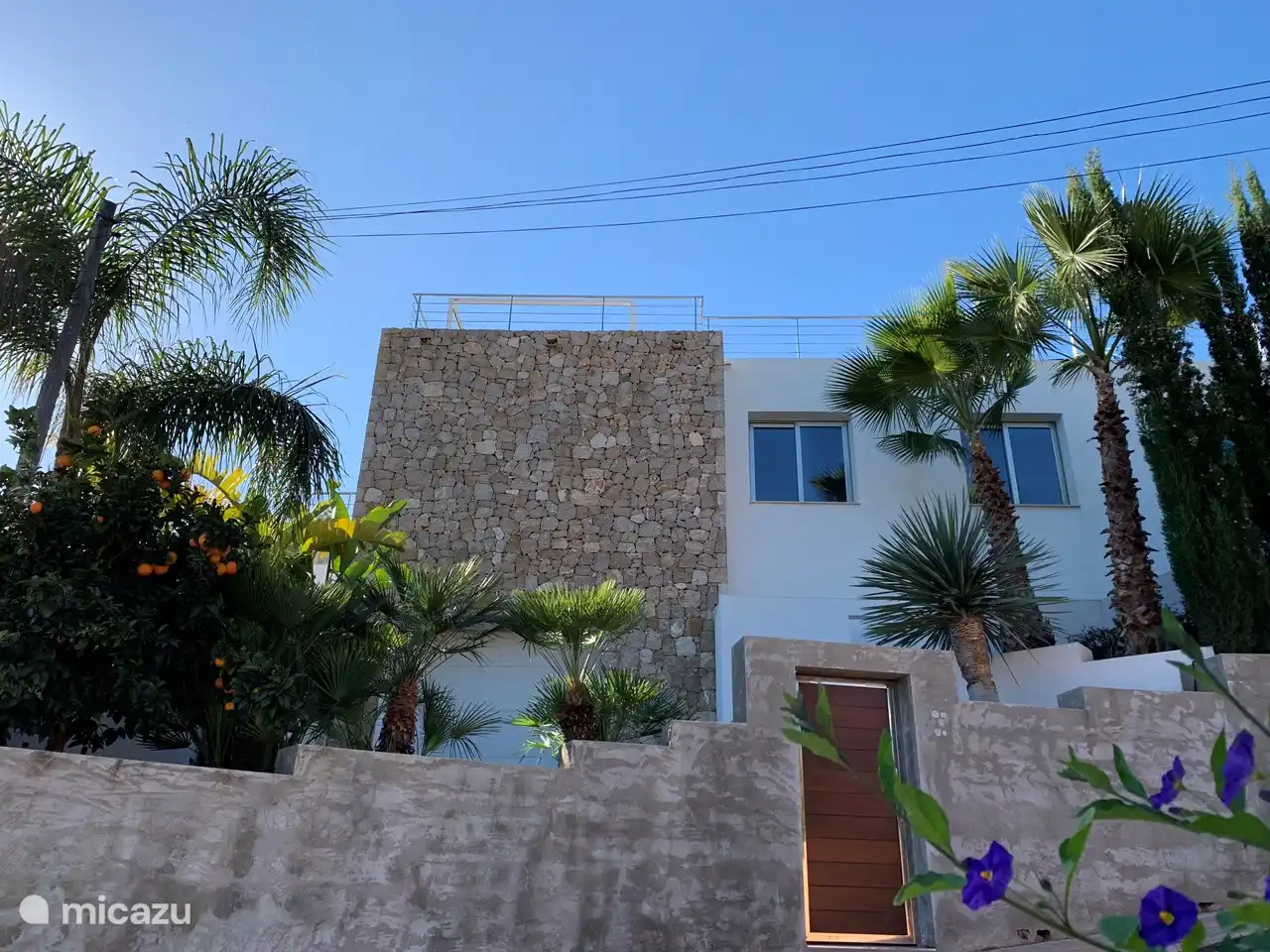 Seitenansicht des Hauses mit kleinem Tor und leckeren frischen Orangen!