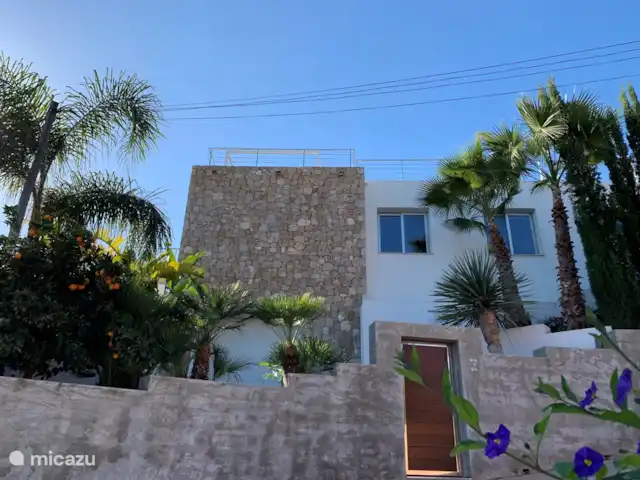 casa la fustera en España, Costa Blanca, Calpe - villa ¡Vista lateral de la casa con una pequeña puerta y deliciosas naranjas frescas!