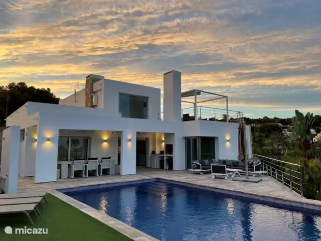casa la fustera en España, Costa Blanca, Calpe - villa Como se ve en la noche.