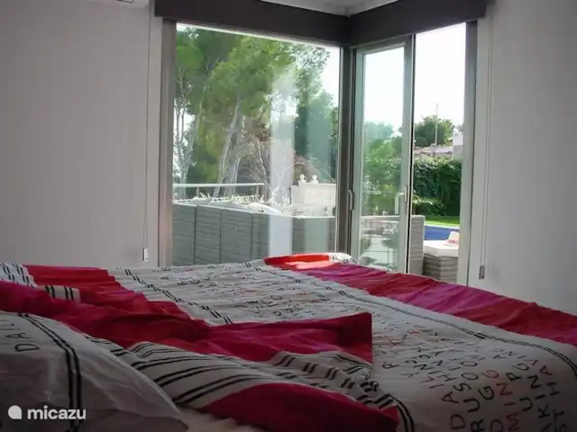 casa la fustera en España, Costa Blanca, Calpe - villa Dormitorio principal con cama box spring doble eléctrica (se pueden operar de forma independiente), baño en suite y vestidor. Aire acondicionado, por supuesto, presente y puertas correderas a la terraza.