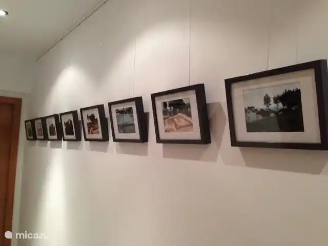 Korridor mit Fotobericht vom Bau des Hauses auf beiden Seiten.