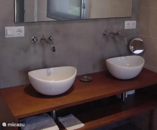 Die Waschbecken im Badezimmer zwei.