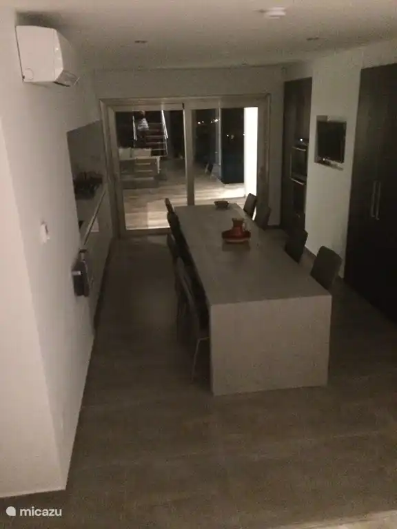 Sehr moderne Küche mit großen Schränken auf der rechten Seite und Arbeitseinheit nach links. Natürlich mit allen modernen Geräten.