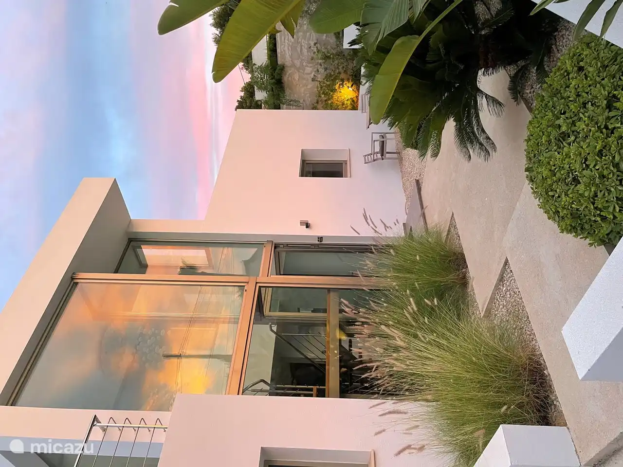 Eingang hinter dem elektrischen Tor. Auch ausgestattet mit einem privaten Parkplatz, der auf diesem Foto nicht sichtbar ist.