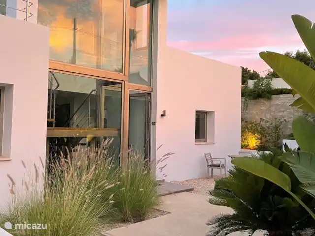 casa la fustera en España, Costa Blanca, Calpe - villa Entrada detrás del portón eléctrico. También está equipado con una plaza de aparcamiento privado que no se ve en esta foto.