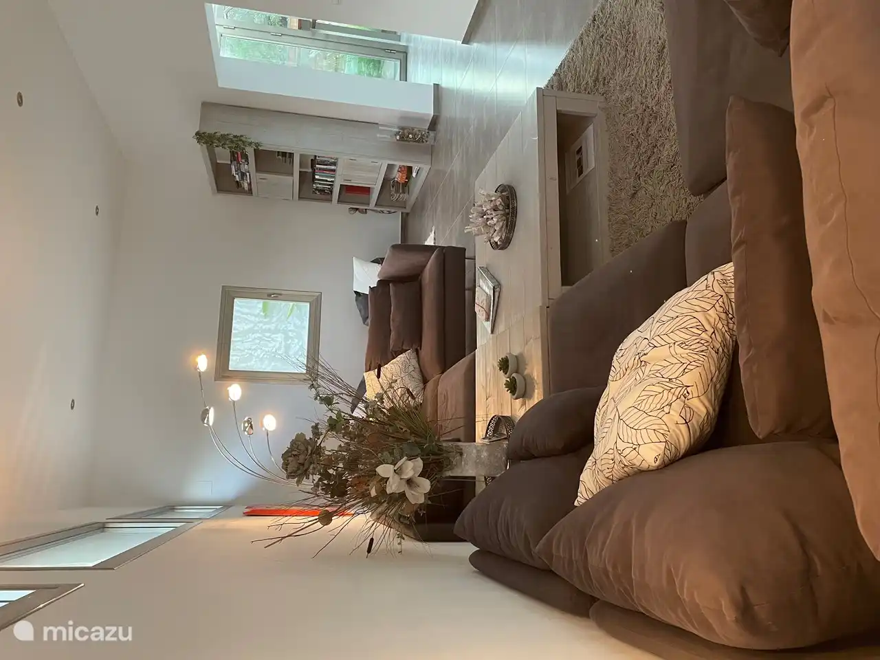 Geräumige Sitzecke im Wohnzimmer.