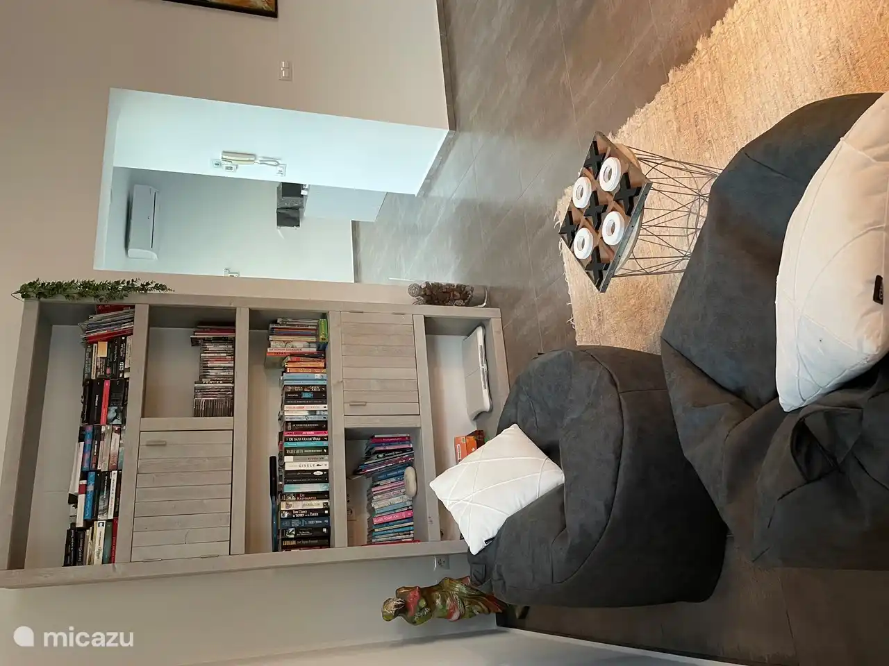 Viele Bücher (Genres), Kinder-Bücher und Spiele.