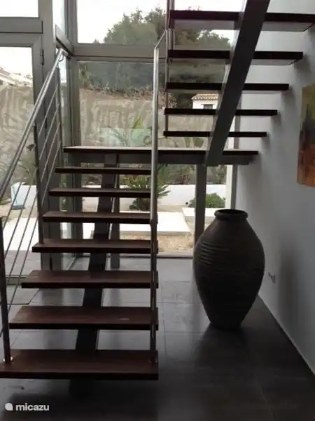 Treppe zum Studio mit begehbarem Bad und/oder Dachterrasse.