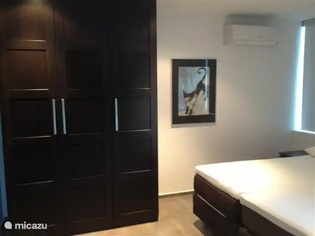 casa la fustera en España, Costa Blanca, Calpe - villa Estudio (dormitorio 4) en el 1er piso. Con 2 camas con somier (separadas), aire acondicionado, armario, baño con vestidor y puertas correderas a la azotea.