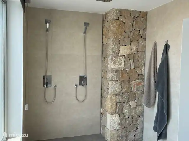 casa la fustera en España, Costa Blanca, Calpe - villa Duchas dobles (lluvia) en el baño a ras de suelo en el estudio de arriba.