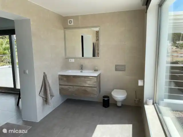 casa la fustera en España, Costa Blanca, Calpe - villa En el lado opuesto de las duchas (lluvia), un lavabo y un inodoro.
