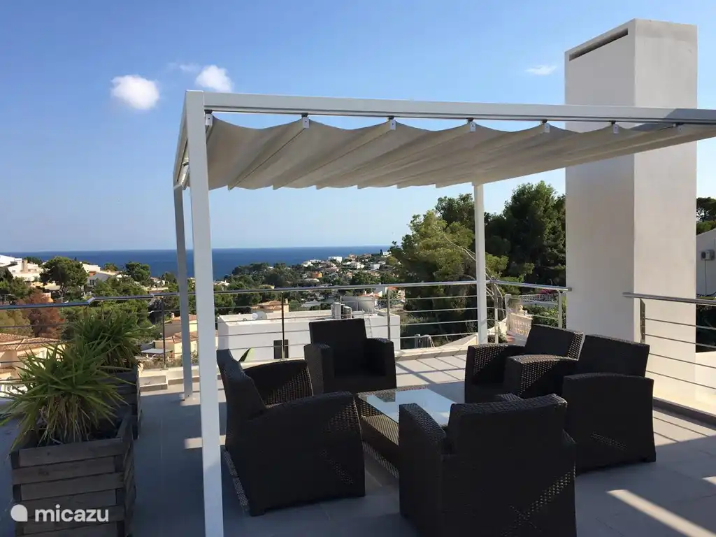 Pergola auf der Mega-Dachterrasse zum Faulenzen und die schöne Aussicht genießen.