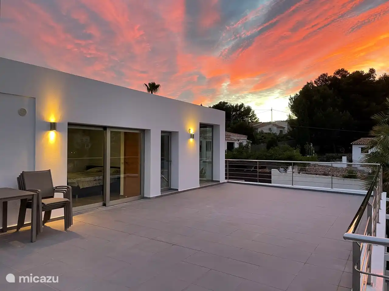 Die Mega-Dachterrasse ist vom Studio oben durch die Schiebetür oder durch eine Tür direkt vor dem Studio erreichbar.