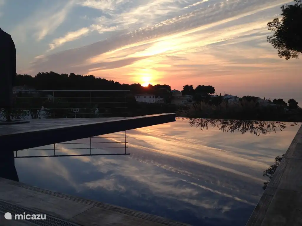 Schöne Spiegelung des Himmels bei Sonnenaufgang in den Pool.