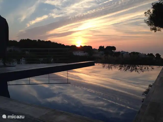 casa la fustera en España, Costa Blanca, Calpe - villa Hermoso reflejo del cielo al amanecer en la piscina.