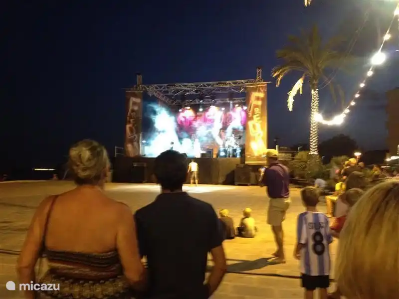 Es werden regelmäßig in Moraira mit Live-Musik organisiert. Frei, offen für alle.