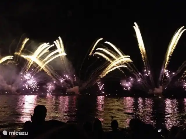 casa la fustera en España, Costa Blanca, Calpe - villa Espectáculo de fuegos artificiales cada verano de más de media hora. Se puede ver desde la playa de Altea (gratis) o desde un party boat.