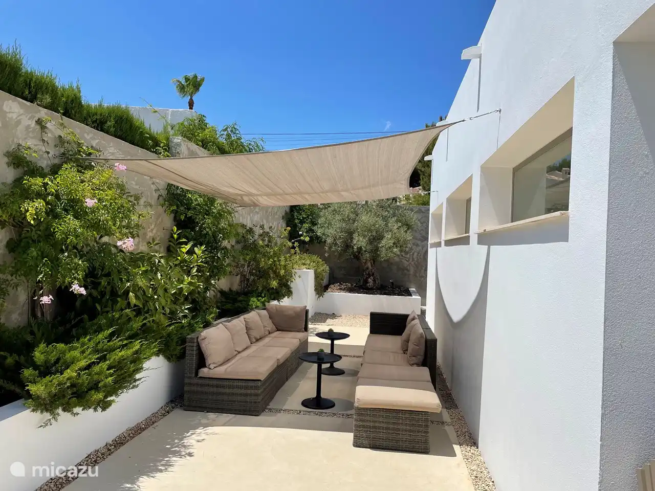 Faulenzen unter Schattentuch.