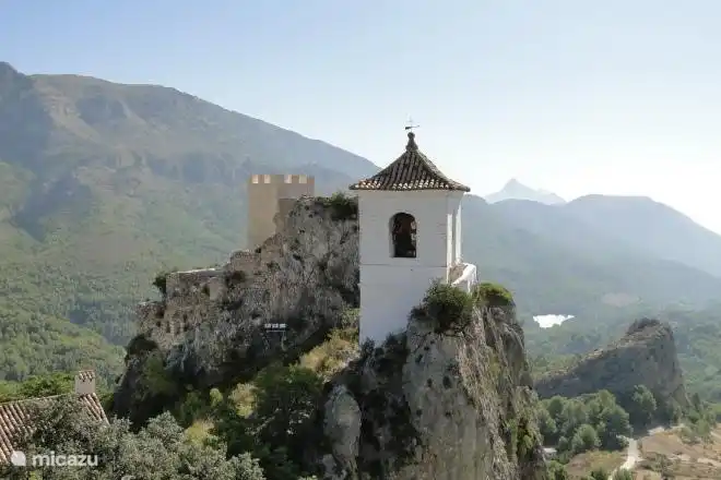 Die fast 1000 Jahre alte Dorf Guadelest (35 km von der Villa entfernt) vollständig um die Burg. Das Schloss, das einfach als Guadalest, ist seit Jahren ein wichtiger Verteidigungspunkt der Mauren gegen die Spanier.