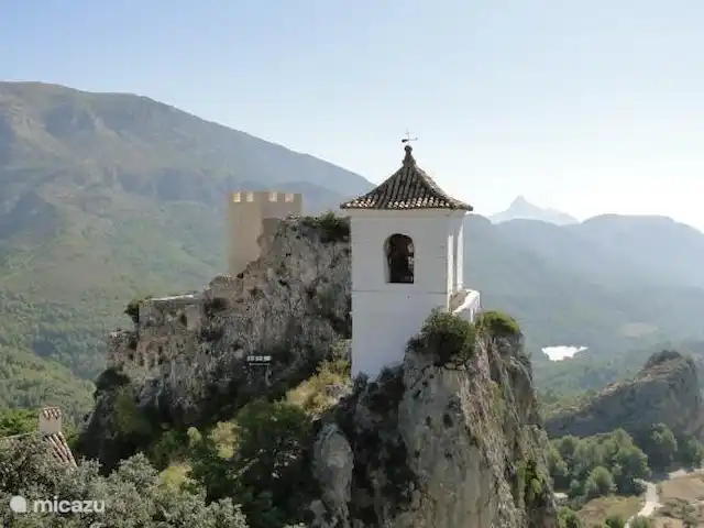 casa la fustera en España, Costa Blanca, Calpe - villa El pueblo casi milenario de Guadelest (a 35 km de la villa) se sitúa íntegramente alrededor del castillo. El castillo, llamado simplemente El Castell de Guadalest, ha sido un importante punto de defensa de los moros contra los españoles durante muchos años.