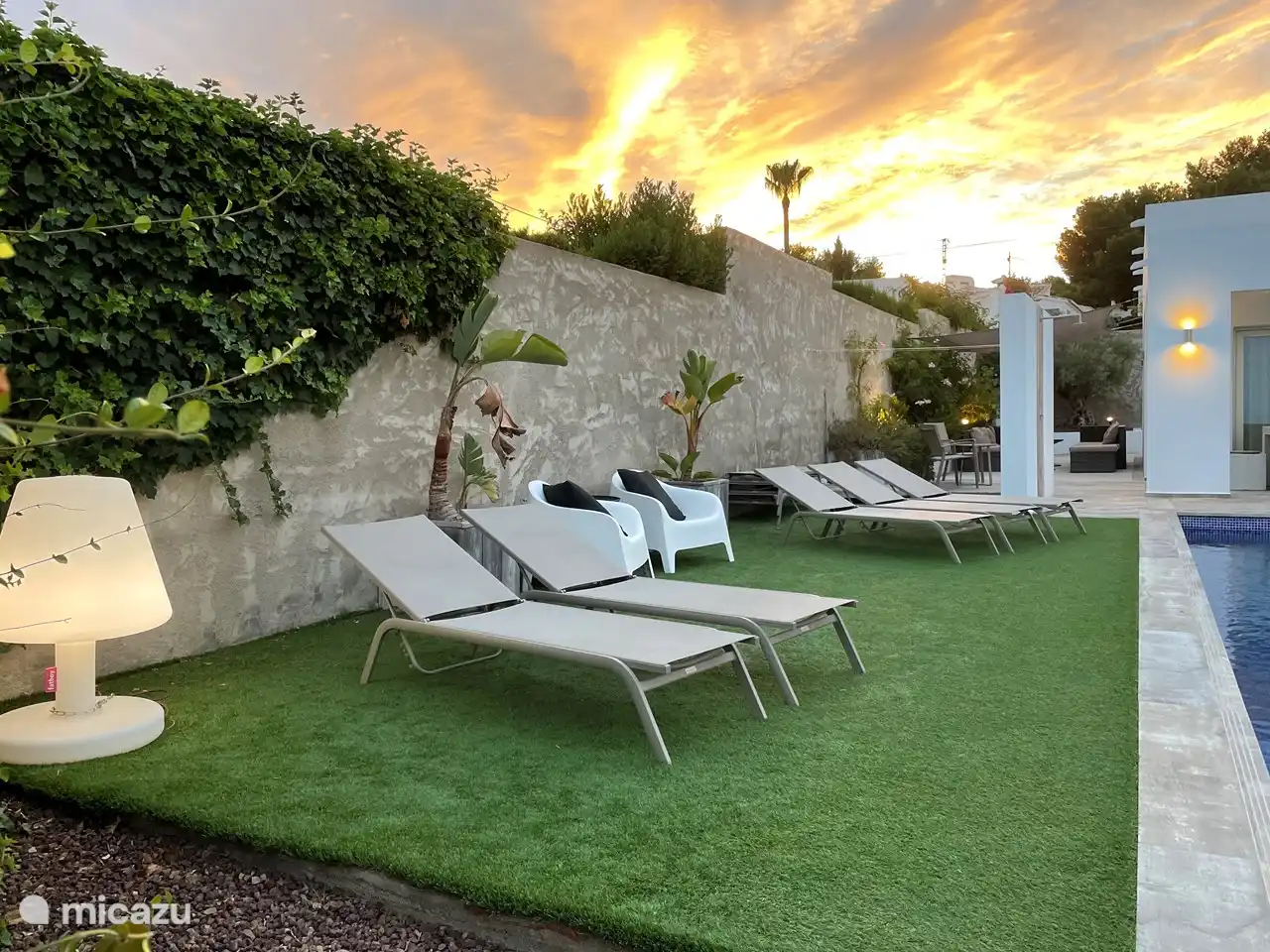 Schöne Liegewiese mit immergrünem Gras.