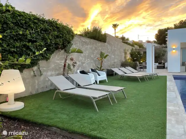 casa la fustera en España, Costa Blanca, Calpe - villa Encantadora área para tomar el sol con césped de hoja perenne.
