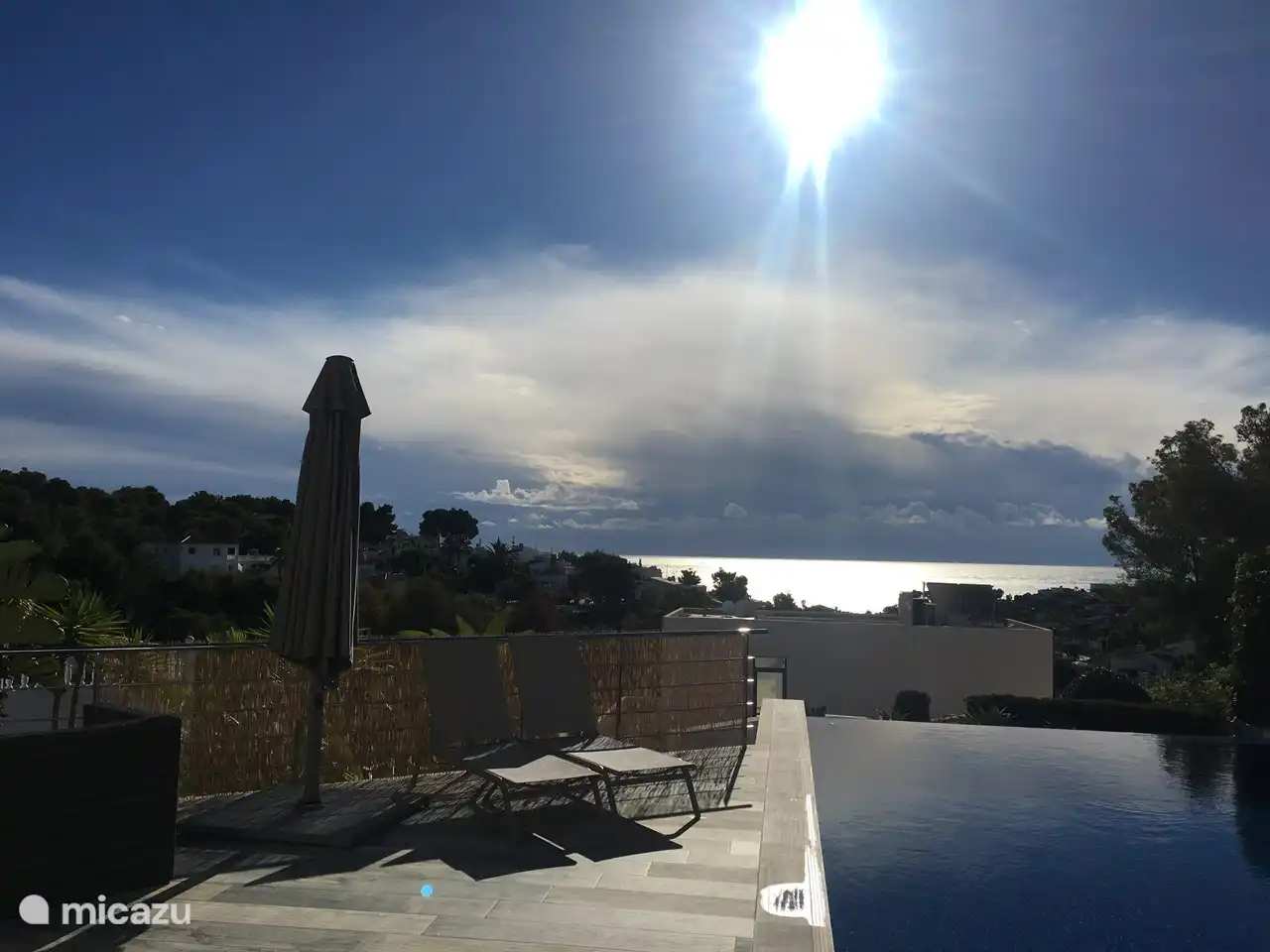 Schöne Reflexion der Sonne im Meer.