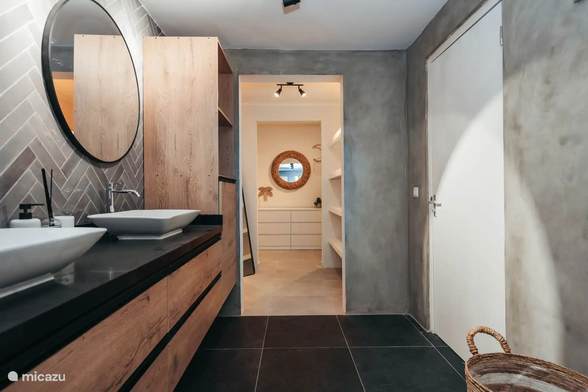 Passage de la maison d’amis/dressing