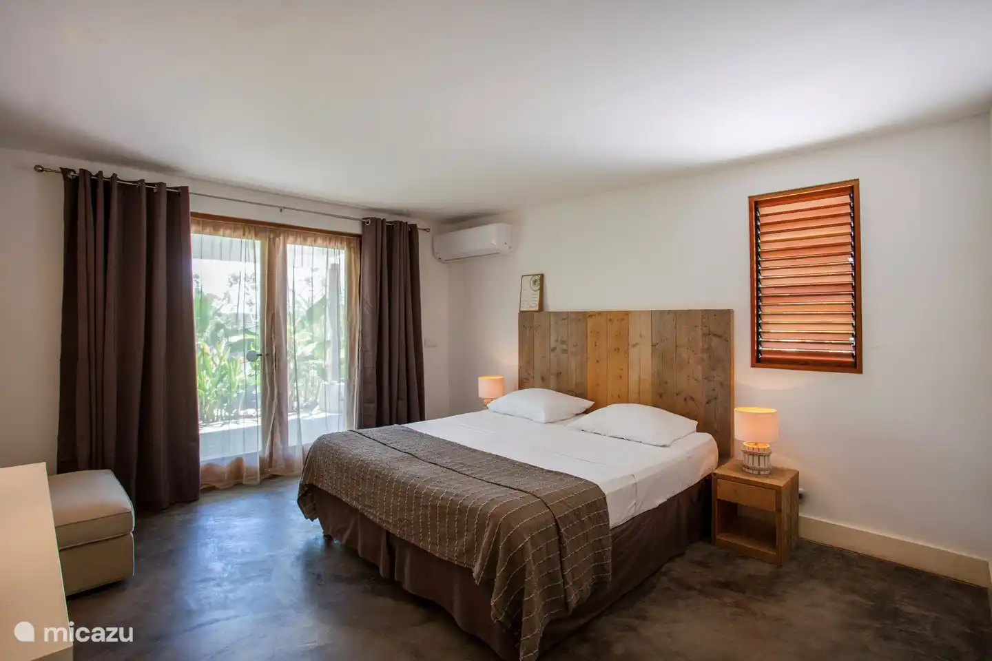 Das geräumige Hauptschlafzimmer mit Kingsize-Bett und Terrassentüren zur Terrasse