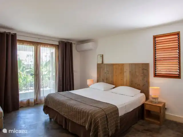Villa Piscadera | Curaçao, Curaçao-Centre, Piscadera - villa La chambre principale spacieuse avec lit king-size et portes-fenêtres donnant sur la terrasse