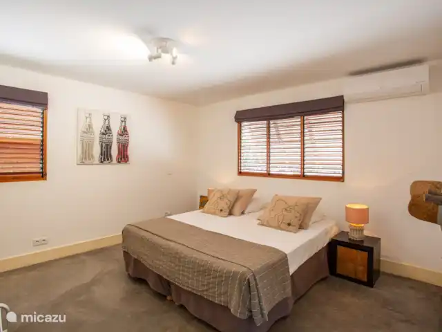 Villa Piscadera | Curaçao, Curaçao-Centre, Piscadera - villa Chambre avec lit king-size, équipée de la climatisation, d'une armoire et d'un coin salon.
Les lits peuvent également être divisés en 2 x 1 pers.
