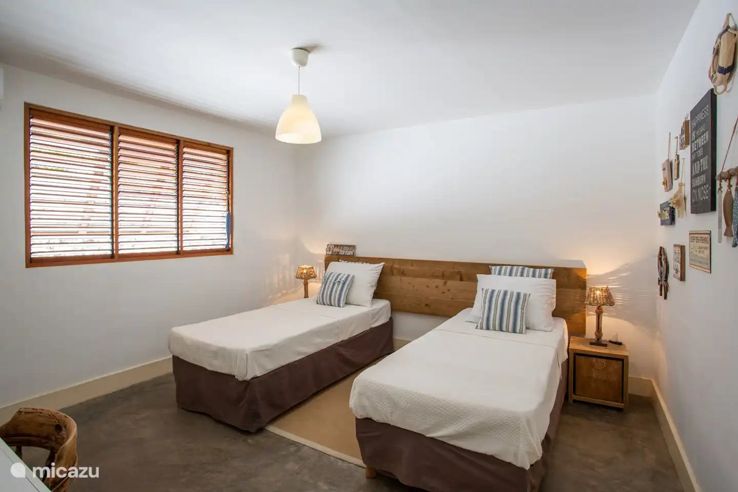 Schlafzimmer mit Arbeitsplatz/Schreibtisch. Klimaanlage, Betten können getrennt oder als Kingsize-Bett aufgestellt werden