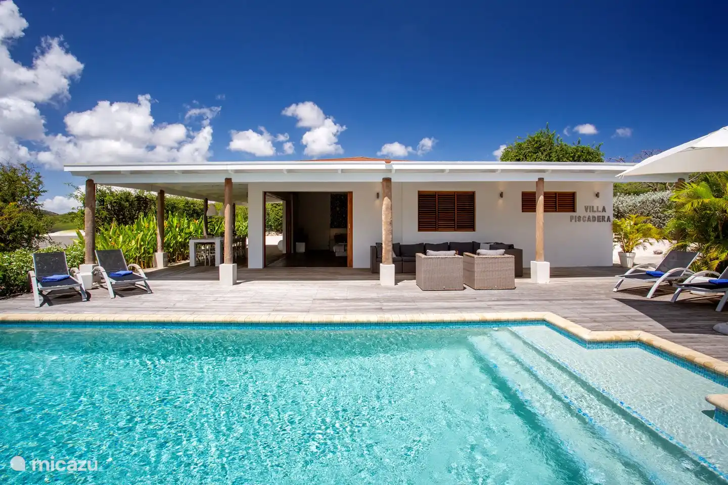 Schöne Lounge am Pool