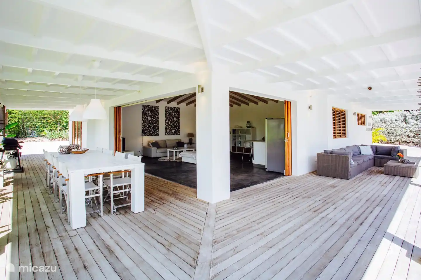 Überdachte Terrasse mit Schatten zu jeder Tageszeit