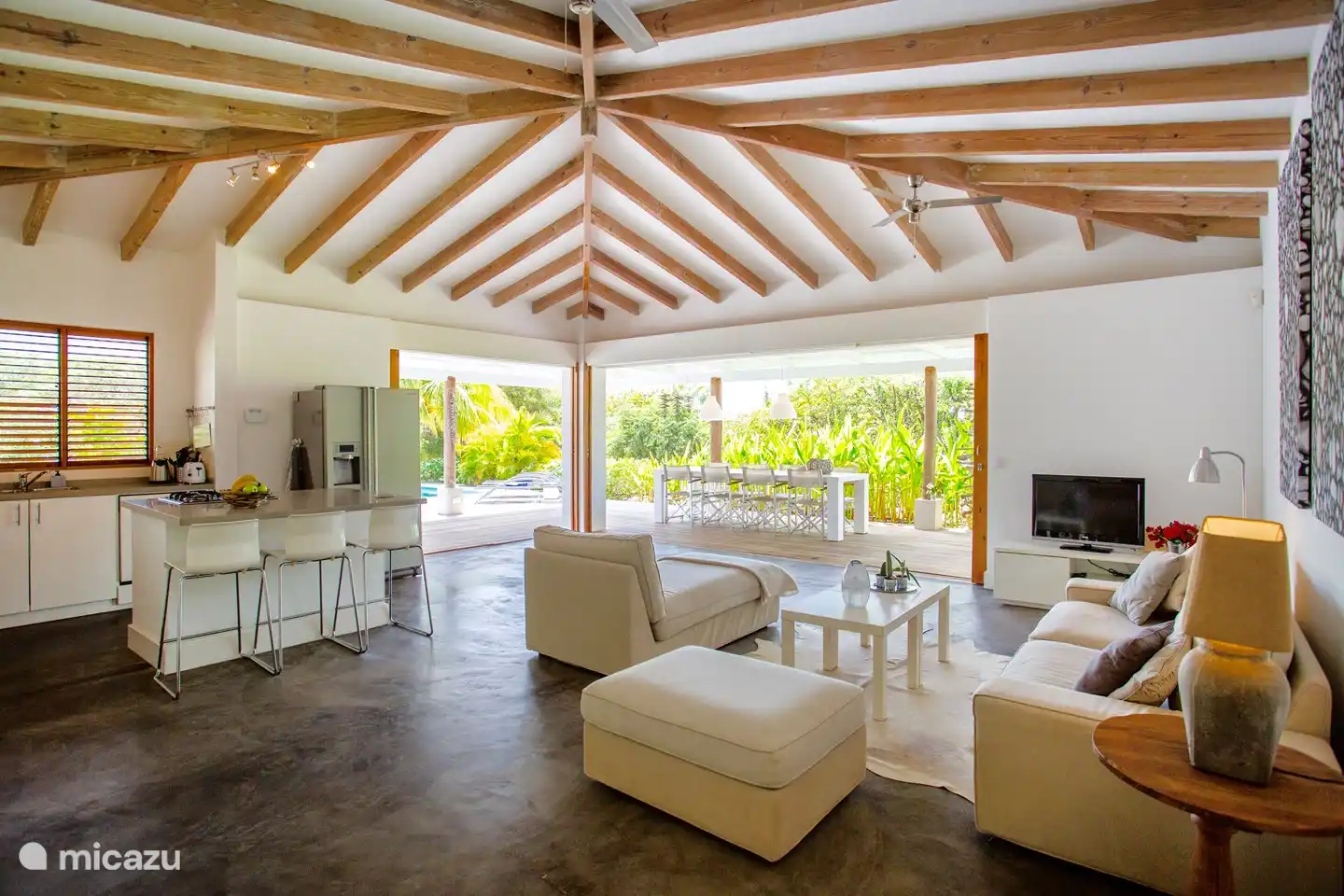 Das geräumige, attraktive Wohnzimmer mit Schiebetüren, die vollständig geöffnet werden können, so dass innen und außen überlaufen