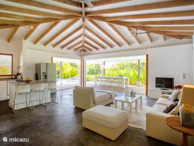 Villa Piscadera | Curaçao, Curaçao-Centre, Piscadera - villa Le salon spacieux et attrayant avec des portes coulissantes qui peuvent être complètement ouvertes, de sorte que l'intérieur et l'extérieur se confondent