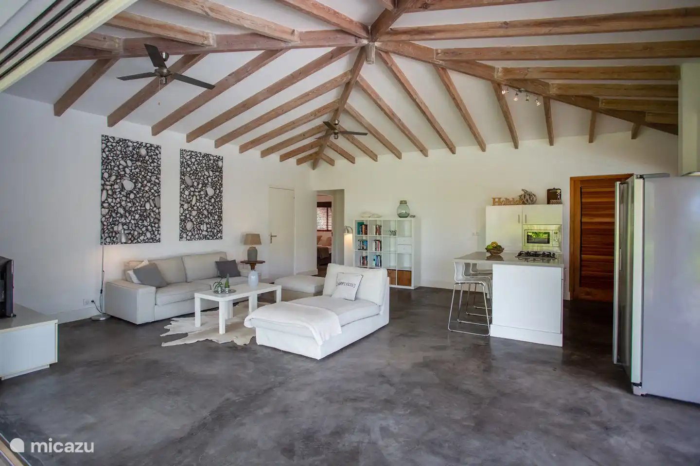 Sehr geräumiges Wohnzimmer mit offener Küche und Kochinsel