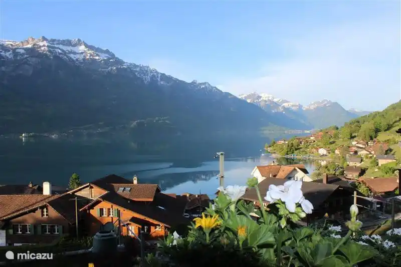 Uitzicht op de Brienzersee bij zonsopkomst
