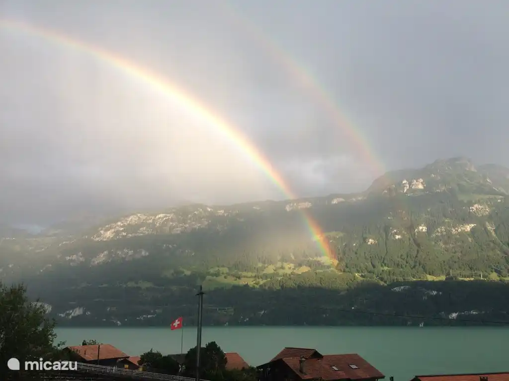 Dubbele regenboog boven de Brienzersee gezien vanaf het terras