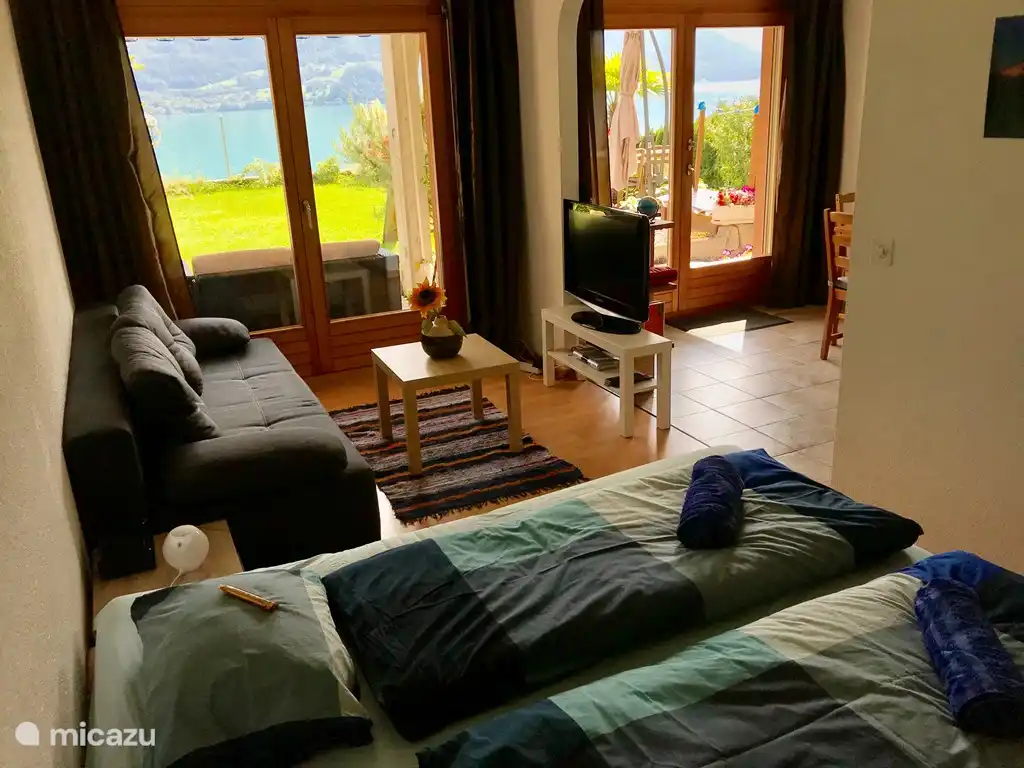 Slaapgedeelte met bank en tv met Chromecast