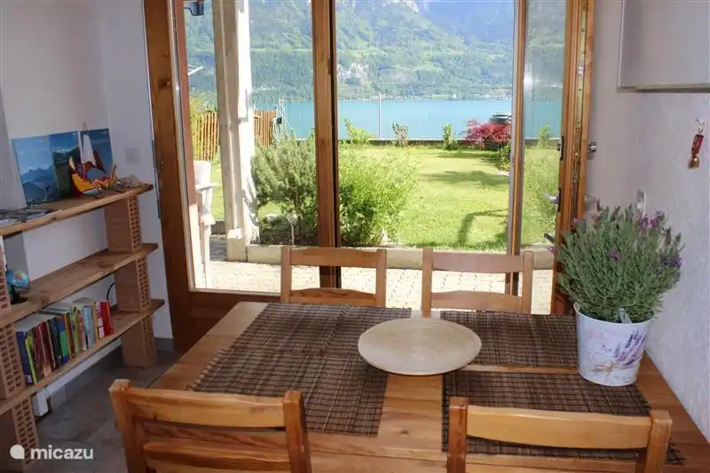 Eettafel in de keuken.