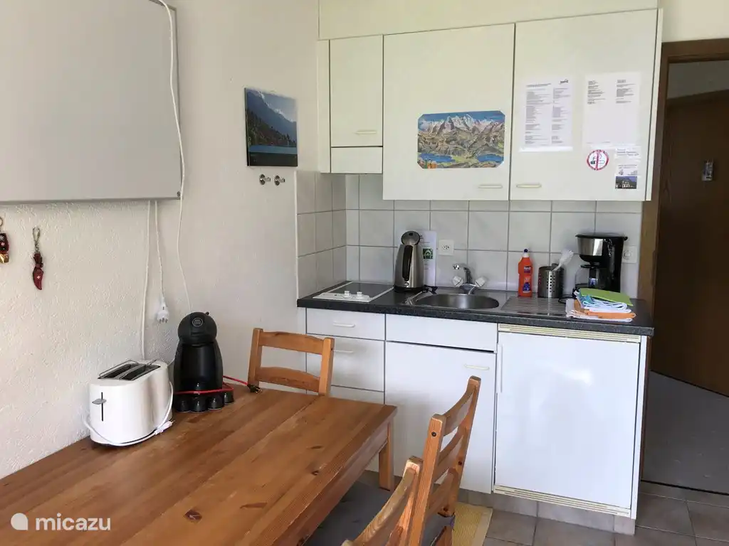 Keuken met 2 kookplaten en eetgedeelte 