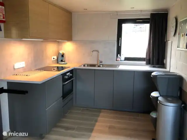 Location de Vacances Belgique, Ardennes, Blaimont, bungalow - Gîte du Domaine du Bonsoy cuisine rénovée
