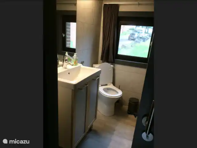 Location de Vacances Belgique, Ardennes, Blaimont, bungalow - Gîte du Domaine du Bonsoy Salle de bain avec douche
