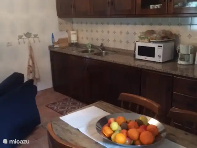 Foz dos Barreiros | Portugal, Coimbra, Piódão - gîte / cottage Cuisine/coin salon avec table à manger pour 6 personnes. Lave-vaisselle et micro-ondes disponibles.
