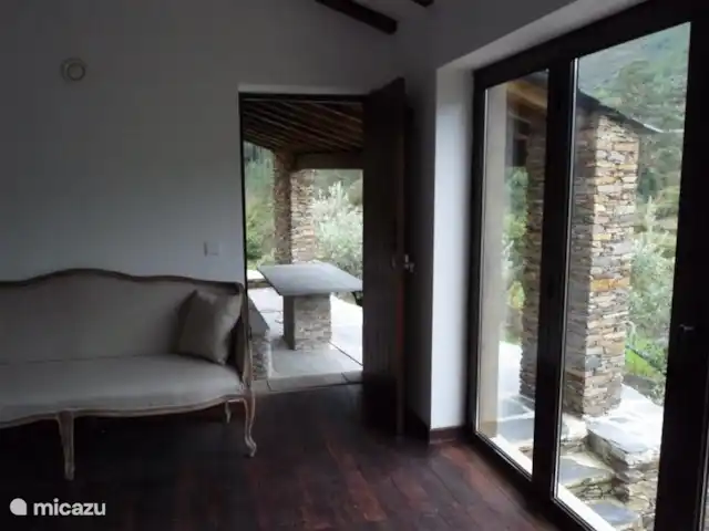 Foz dos Barreiros | Portugal, Coimbra, Piódão - gîte / cottage Canapé dans la chambre principale avec porte donnant sur la terrasse.